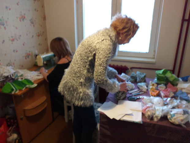 
„Штепалице“ у хуманој мисији: Локална самоуправа ДОНИРАЛА МАТЕРИЈАЛ Краљевчанкама које шију маске